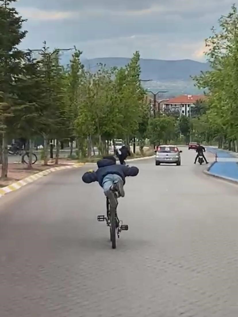 Isparta’da gençlerin tehlikeli bisiklet yolculuğu kazayla sonuçlandı