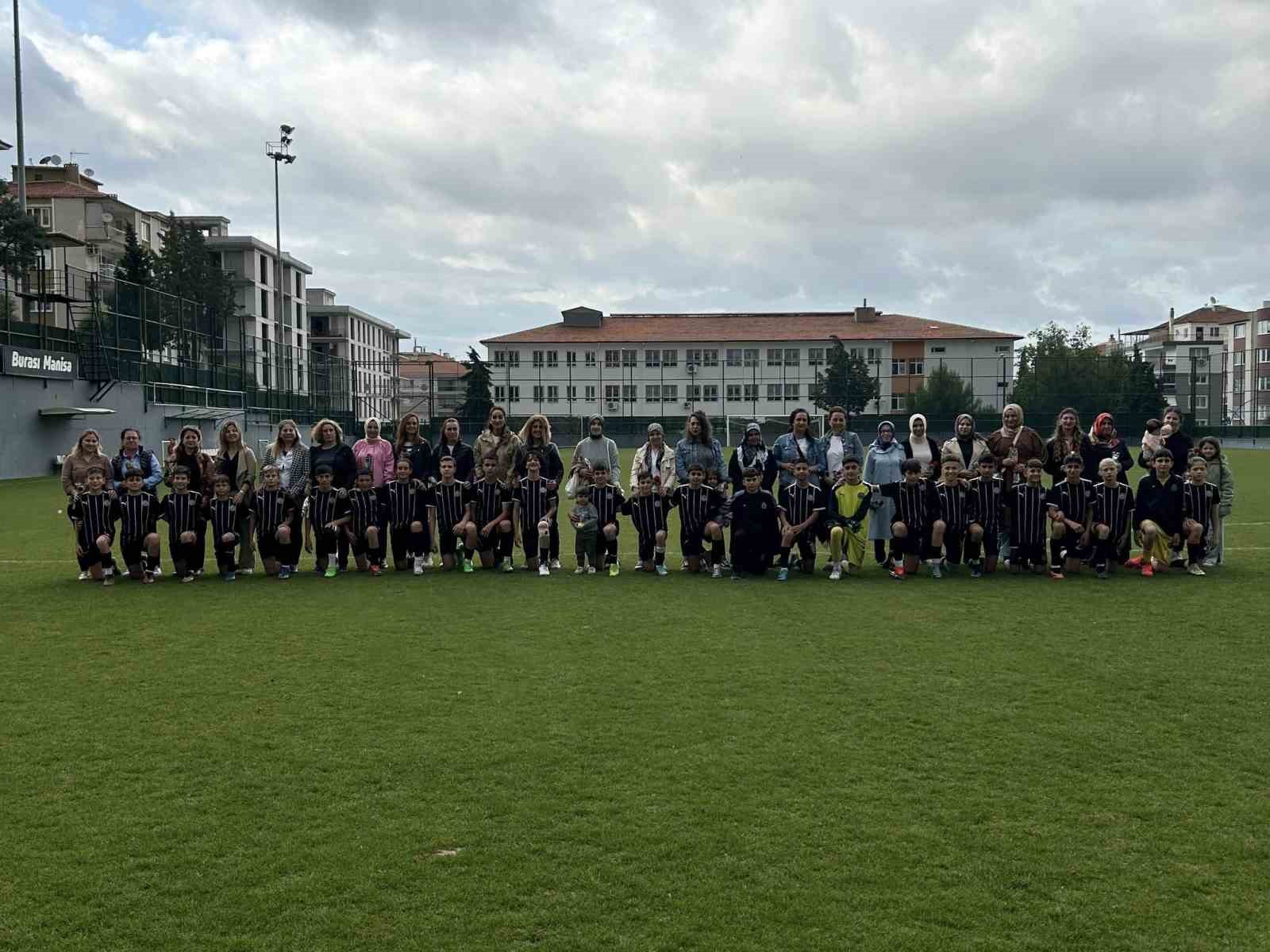 Manisa FK sporcuları seremoniye anneleriyle çıktı