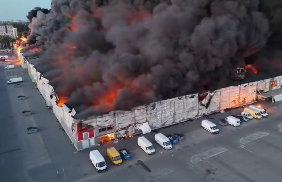 Varşova'da avm yangınında bin 348 dükkan küle döndü