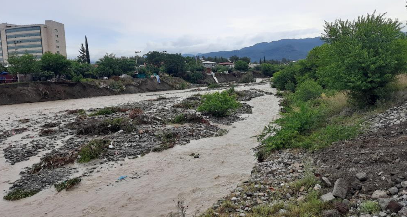 Kuvvetli yağışın etkili olduğu Hatay’da sel yolu ikiye böldü