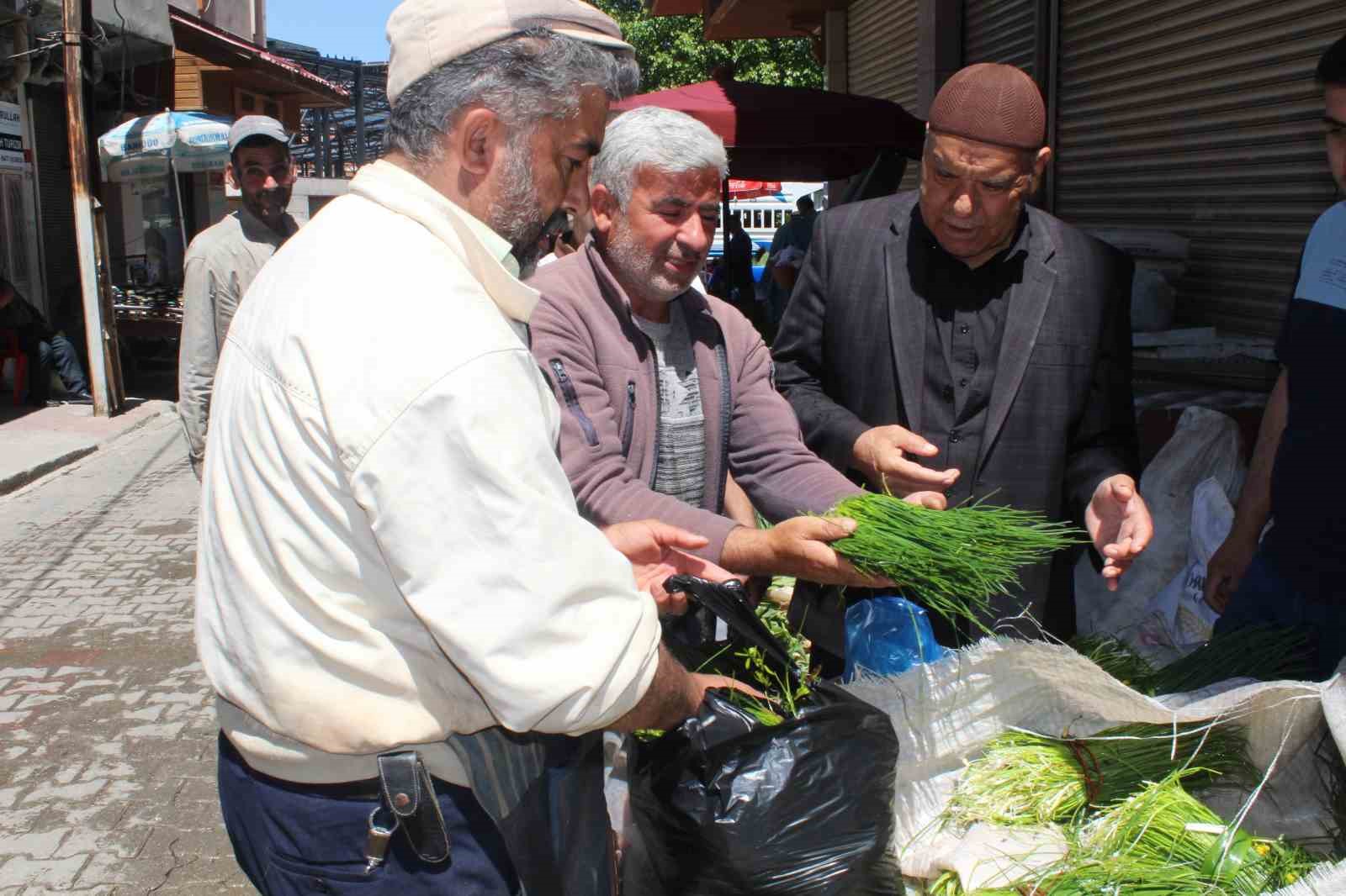 Siirt’te peynir yapımında kullanılan ’Sirik’ otu tezgahlarda