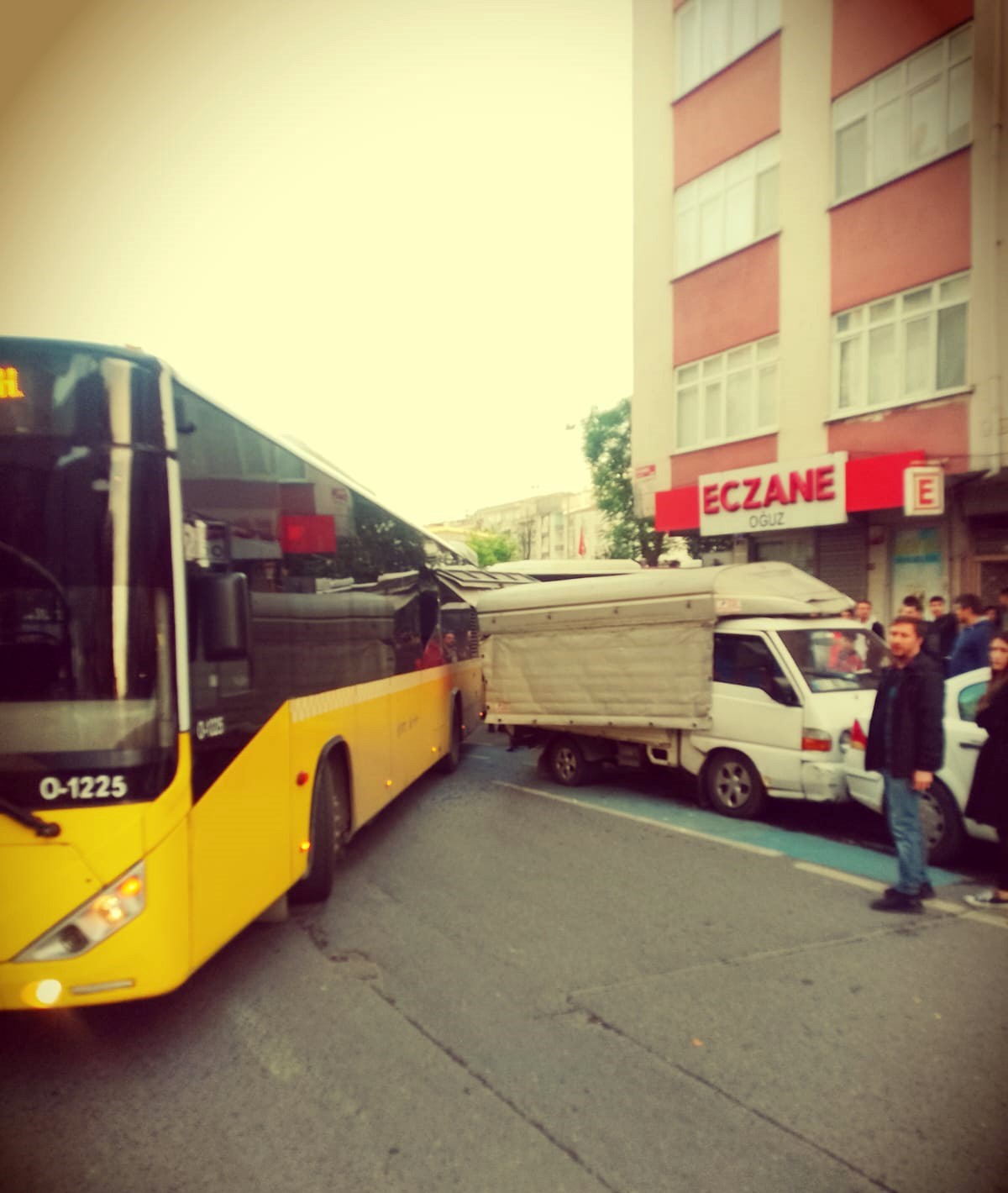 İETT otobüsü patates yüklü kamyonete çarptı: Seyyar satıcı, şoförü 