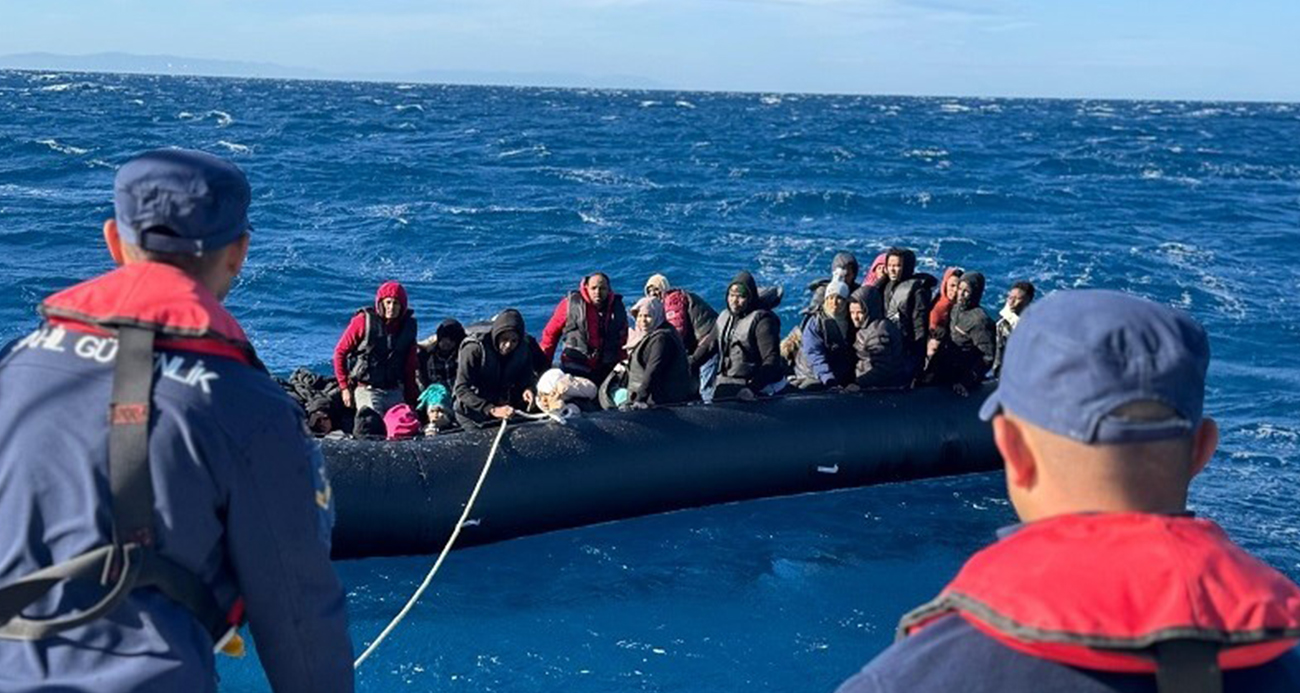 Türk karasularına geri itilen 37 düzensiz göçmen kurtarıldı