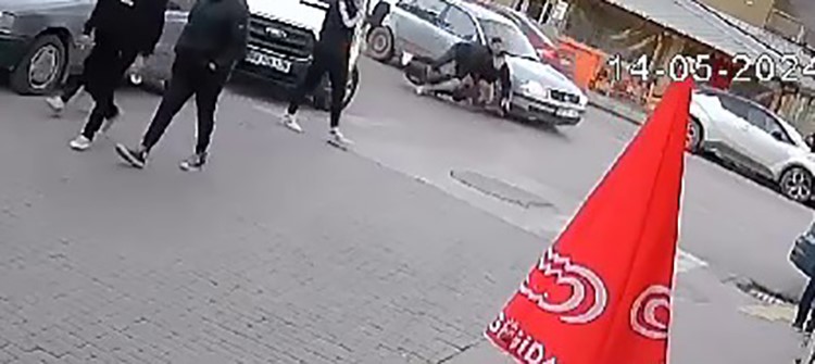 Sivas’ta otomobil ile motosiklet çarpıştı, 2 kişi yaralandı: Kaza anı kamerada