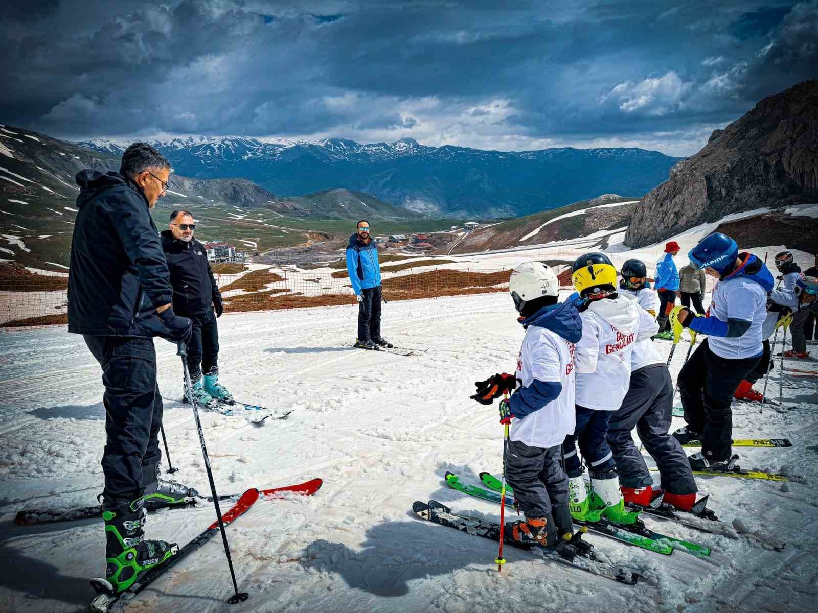 Hakkari’de mayıs ayında kayak yarışması düzenlendi