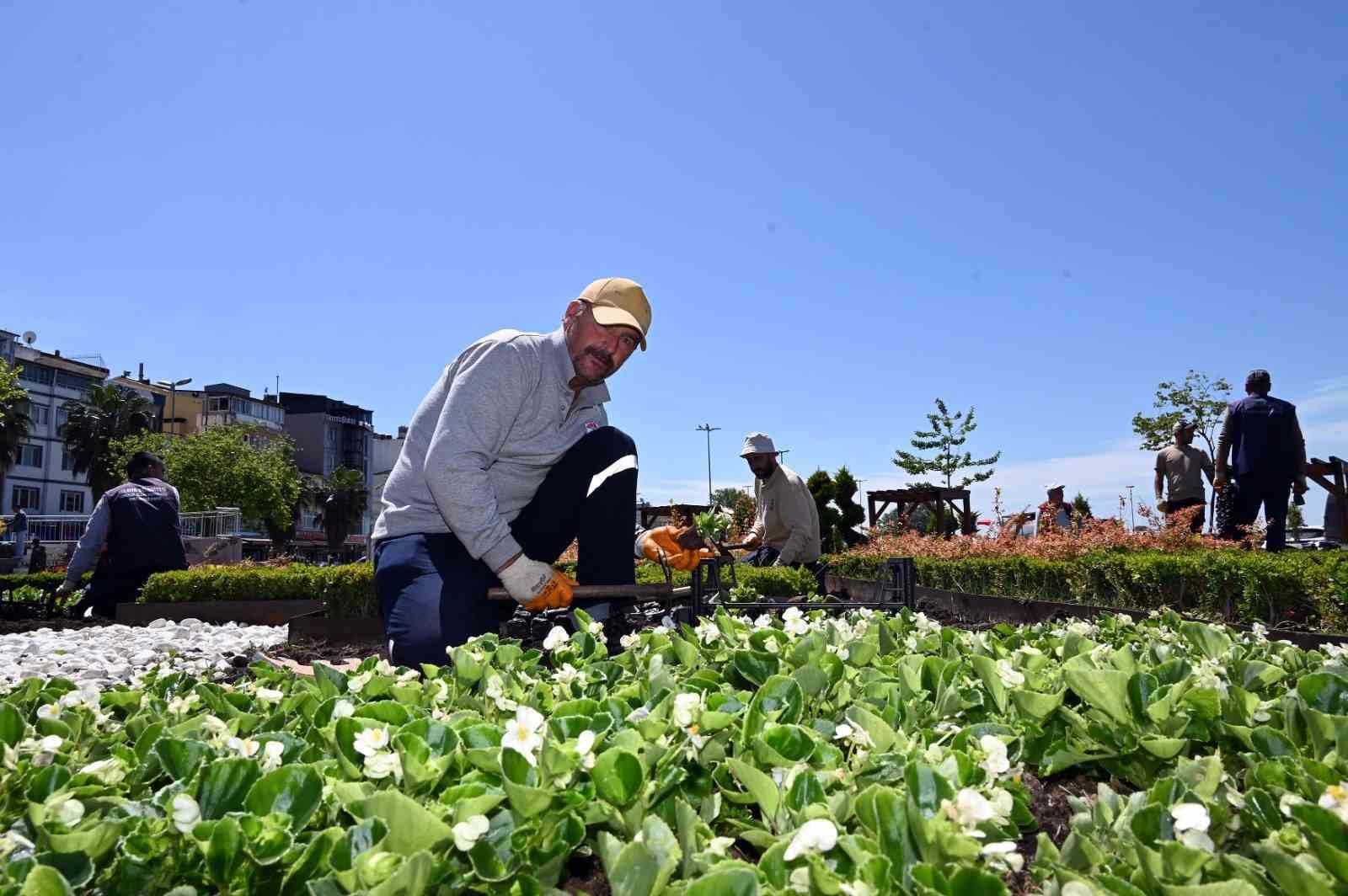 Yalova Belediyesi’nden park ve bahçelerde yaz hazırlığı