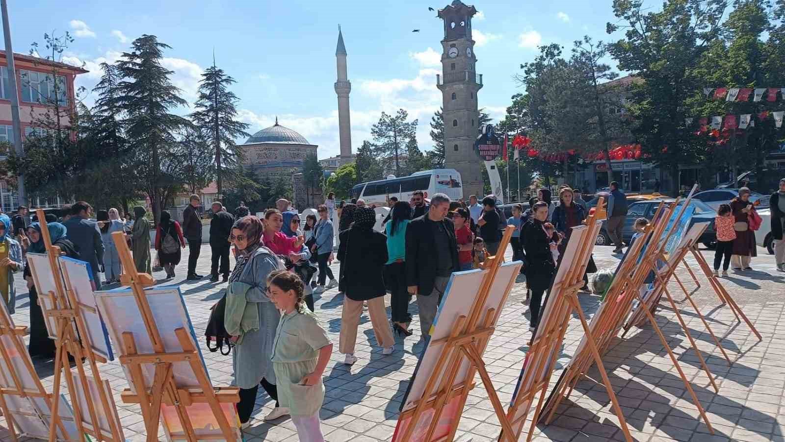 Kursiyerlerin yaptığı resimleri Atatürk meydanın da görücüye çıktı