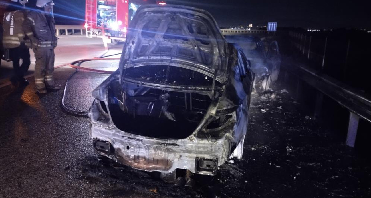 Kafa kafaya çarpışan iki araç yanarak kullanılamaz hale geldi