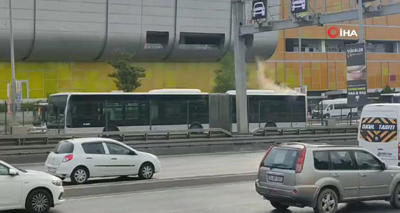 Beylikdüzü’nde metrobüsten dumanlar yükseldi, yolcular panikle tahliye edildi