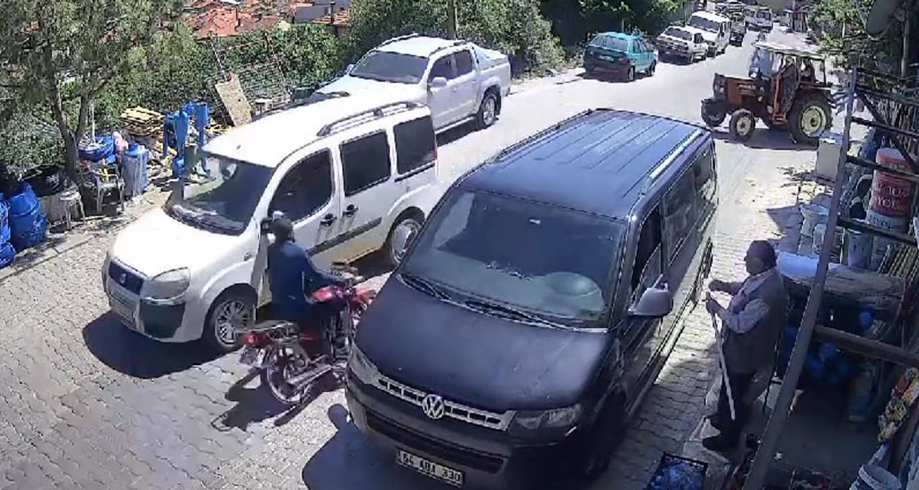 Traktörle kafa kafaya çarpışan motosiklet sürücüsü metrelerce savruldu