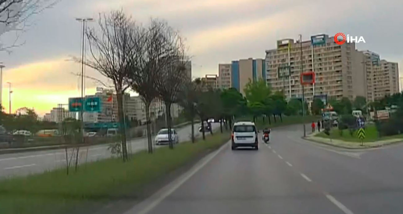 Avcılar’da refüje çarpan motosiklet sürücüsü yola savruldu: Feci kaza anı kamerada