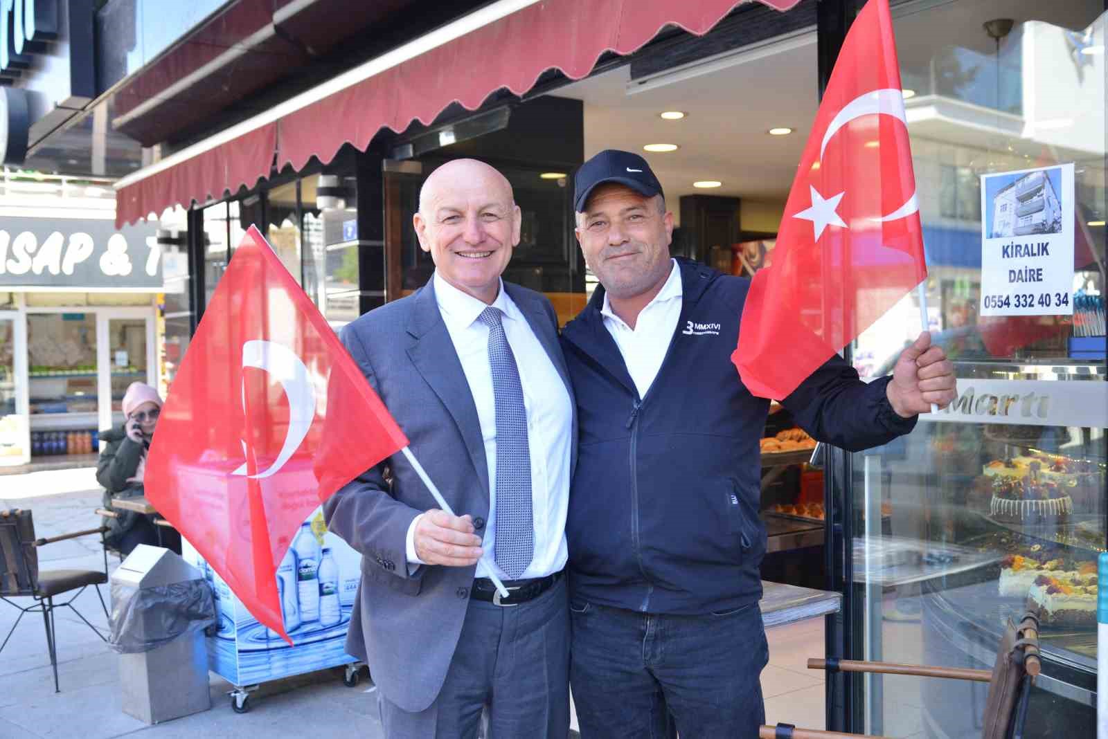 Terme’de binlerce Türk bayrağı dağıtıldı