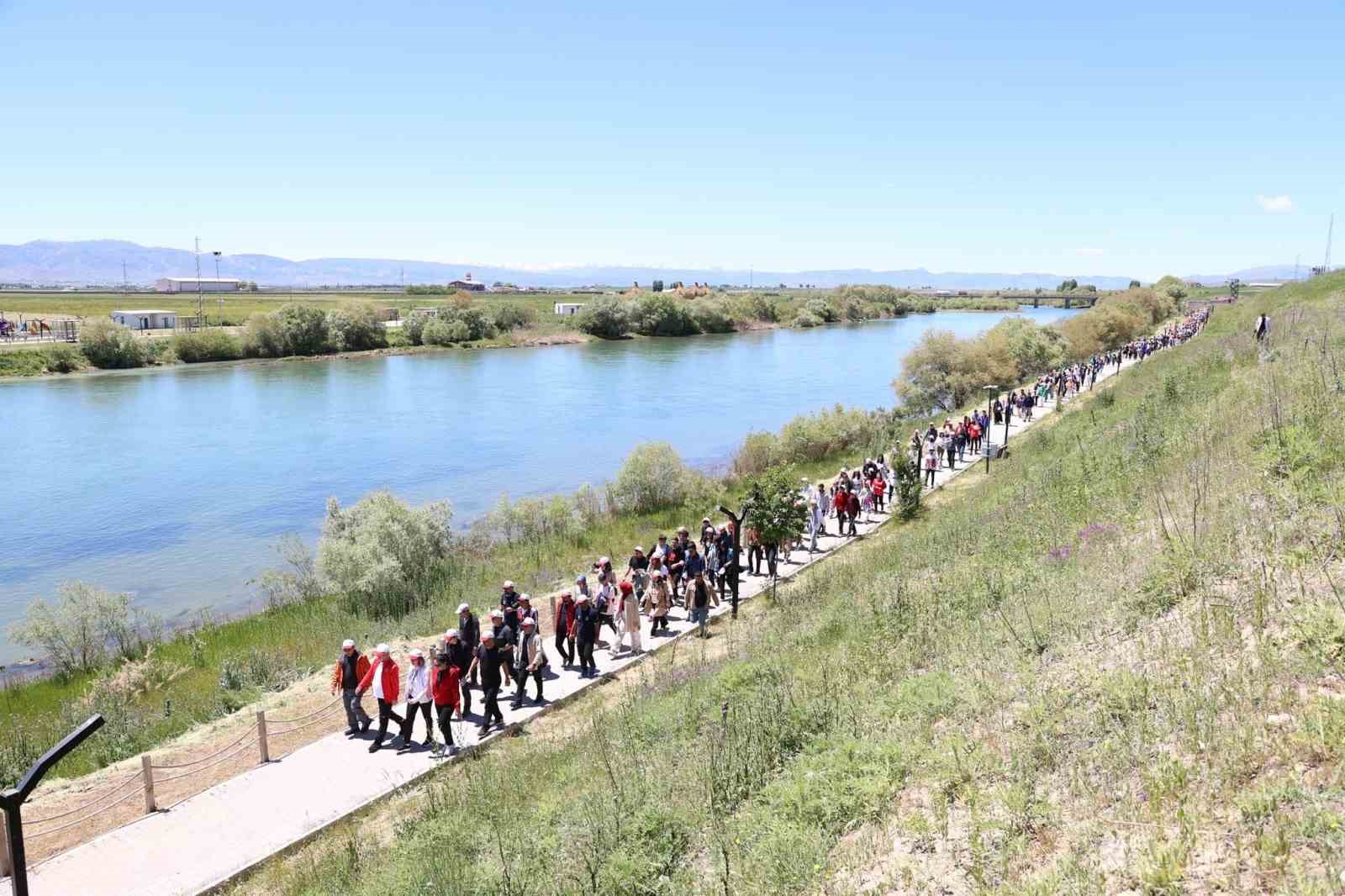 Muş’ta düzenlenen gençlik yürüyüşüne 1071 genç katıldı