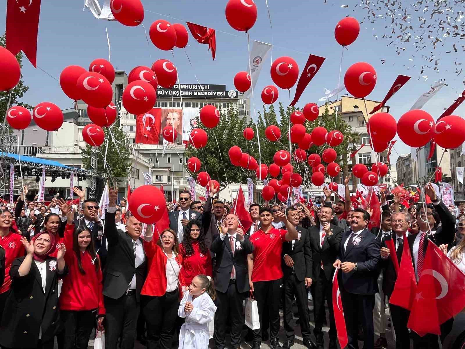 19 Mayıs’ın 105. yıldönümüne özel kırmızı beyaz 105 balon gökyüzüne bırakıldı