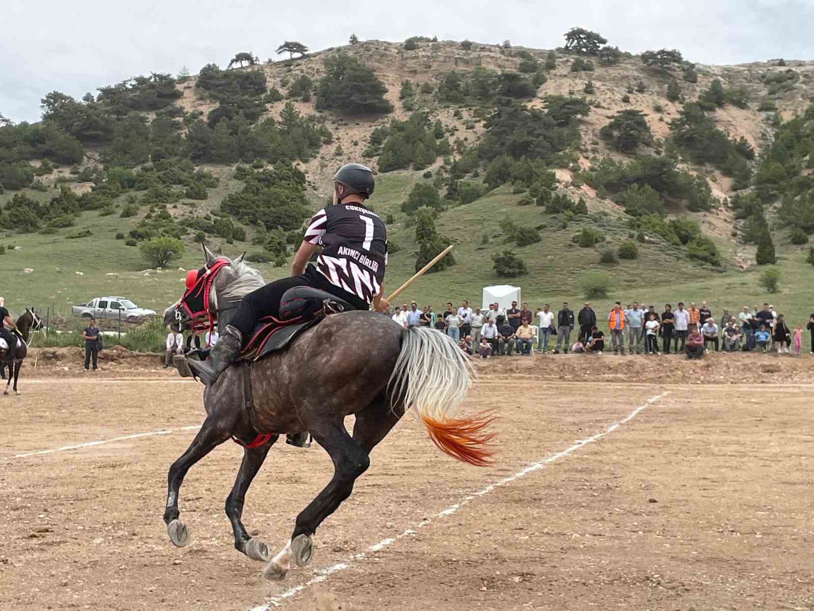 At üzerinde cirit atarak spor bayramı kutladılar