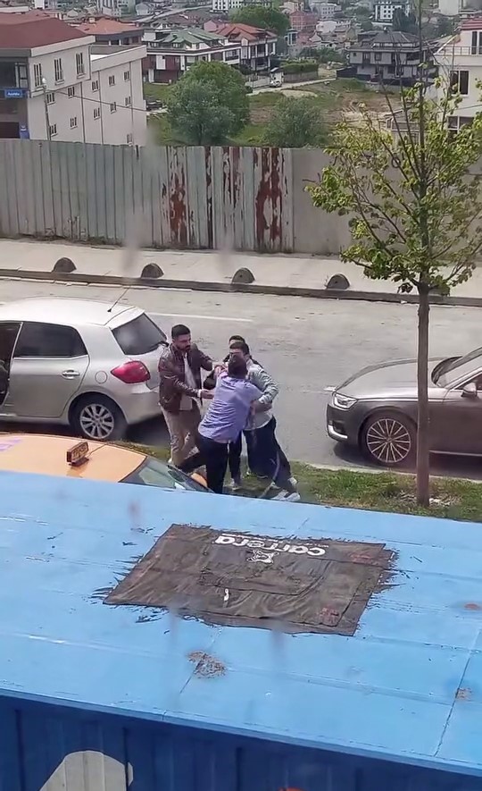 Arnavutköy’de sürücülerin trafikte kavga anları kamerada