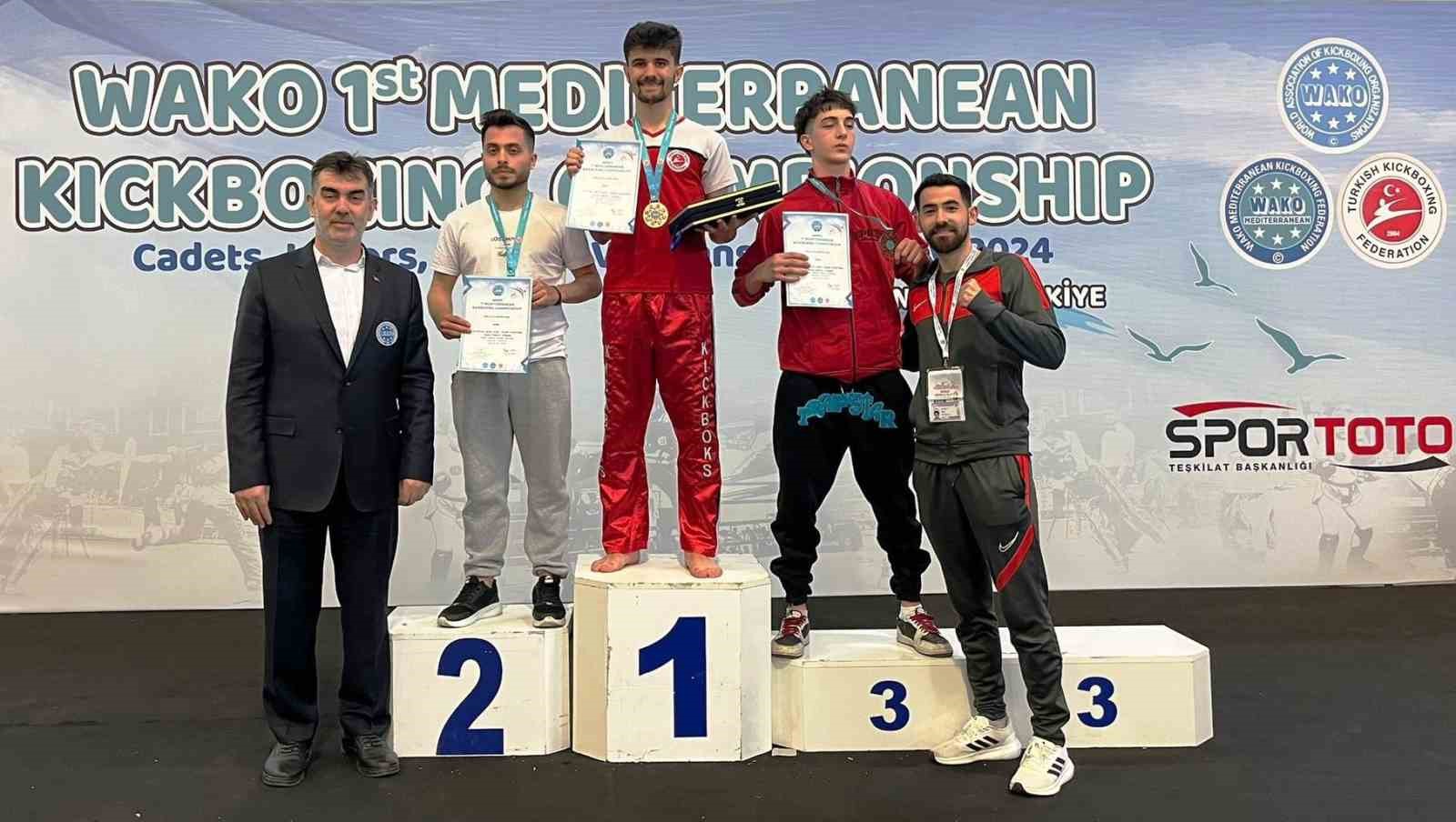 Körfezli Burak, 1. Akdeniz Kick Boks Şampiyonu oldu