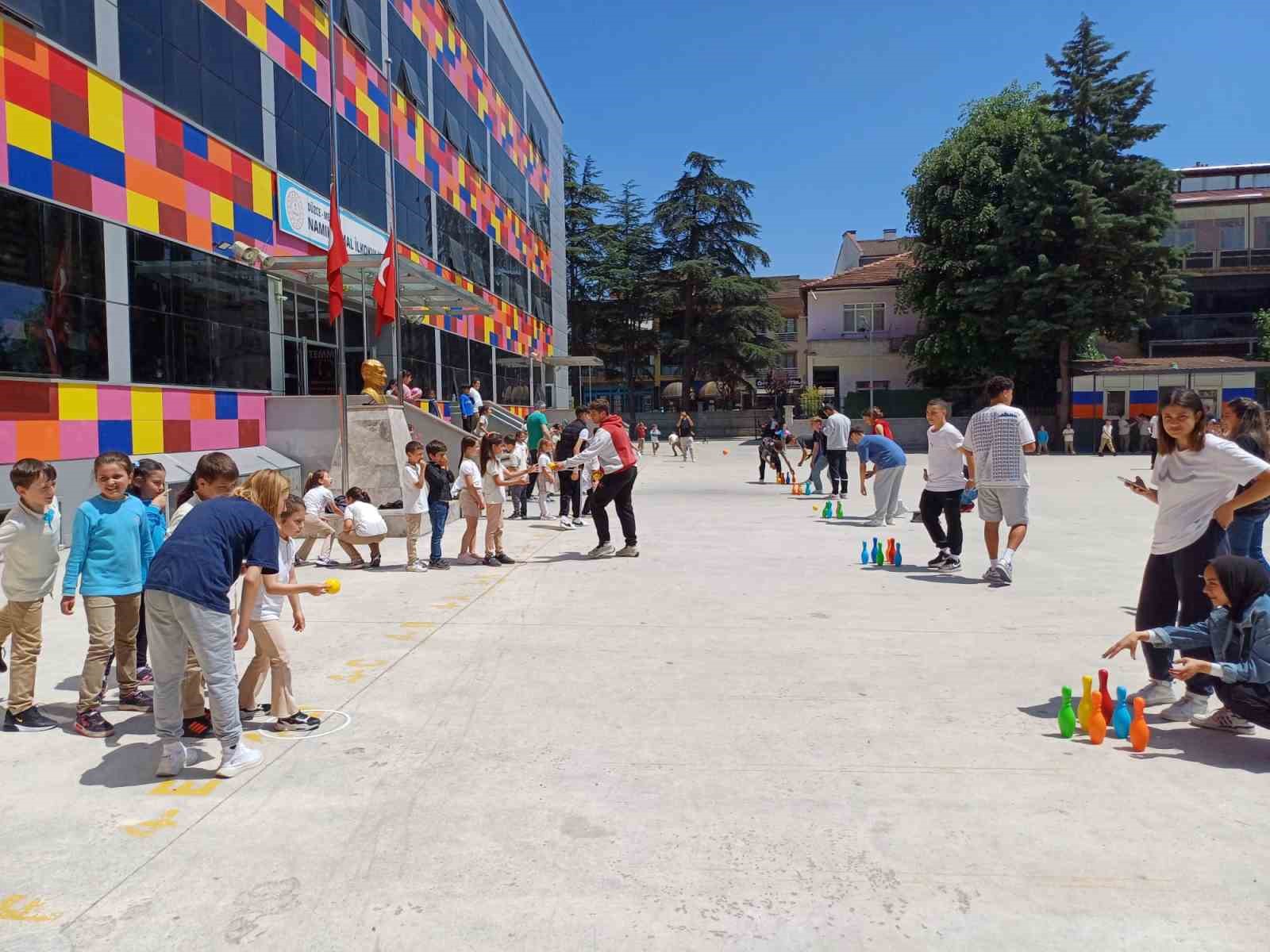 Geleneksel çocuk oyunları oynadılar