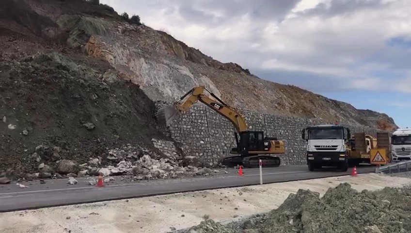 Çekerek’te karayolu kenarındaki istinat duvar çöktü