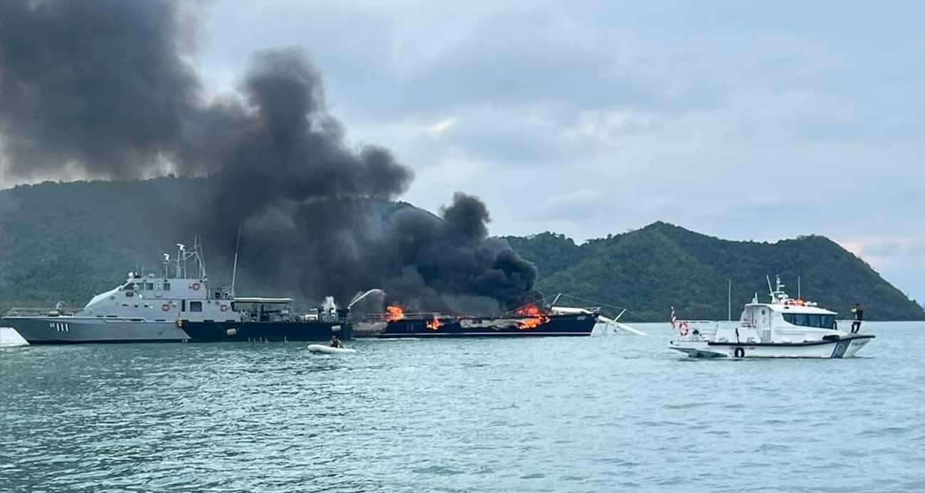 Tayland'da 34 metrelik süper yat alev alev yandı