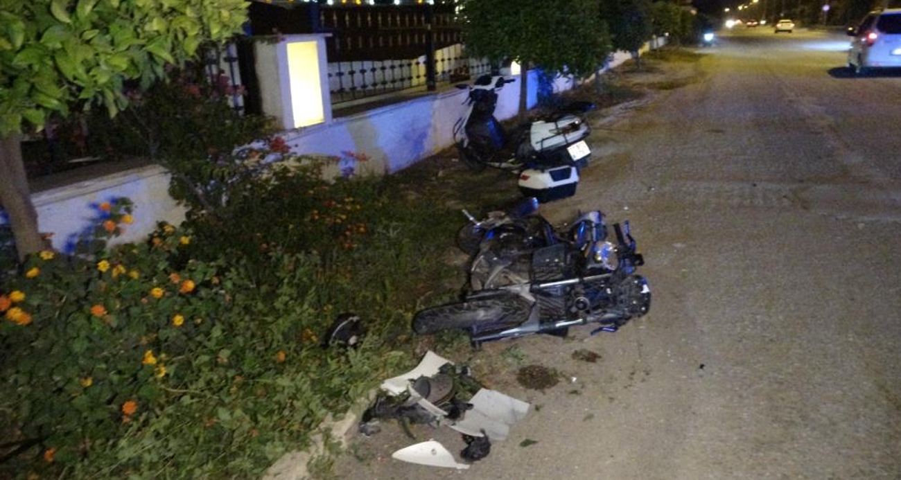 Motosikletle otele dönen turistlere arkadan gelen motosiklet böyle çarptı: 3 yaralı