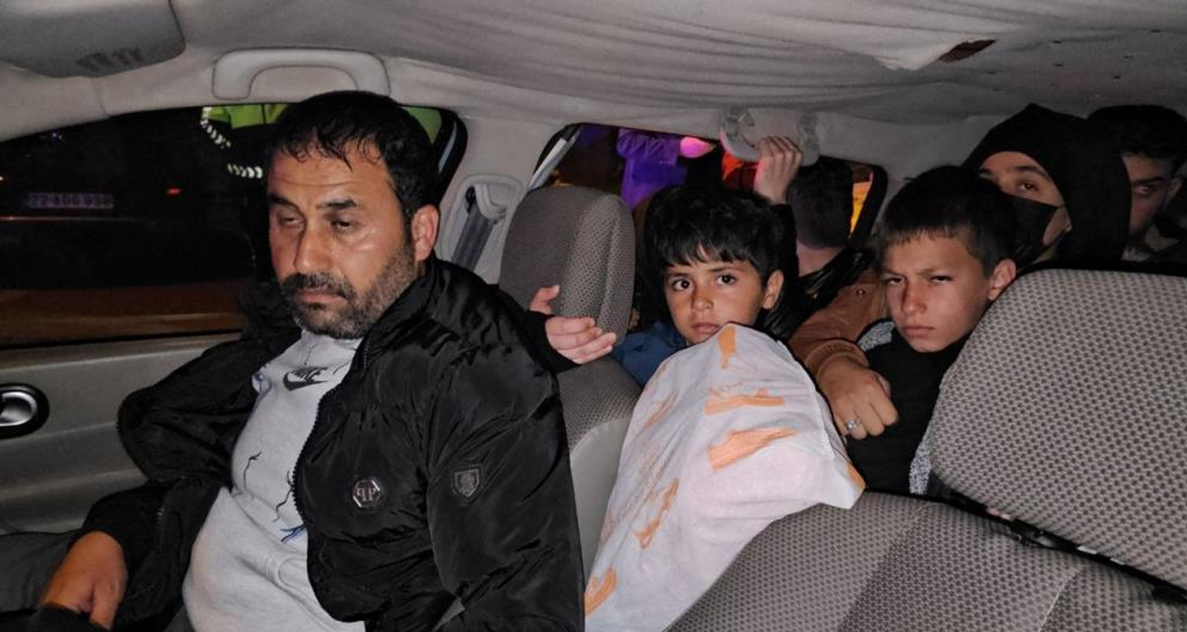 'Dur' ihtarına uymayan otomobilin içinden 17 kişi çıktı