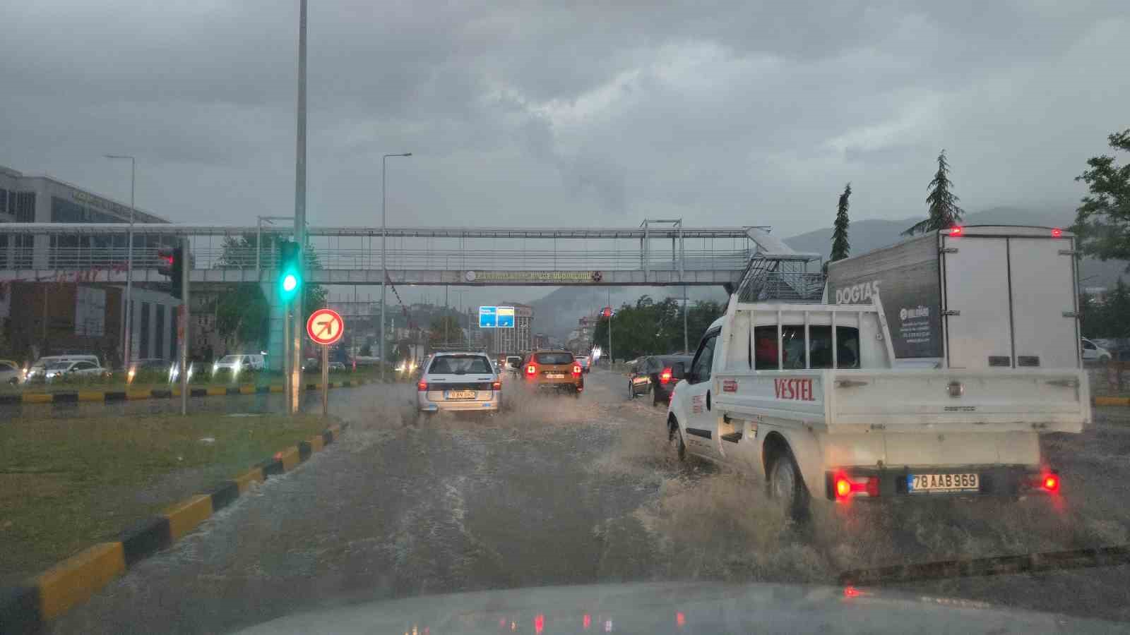 Sağanak sonrası yollar dereye döndü, tarihi konağın duvarı çöktü