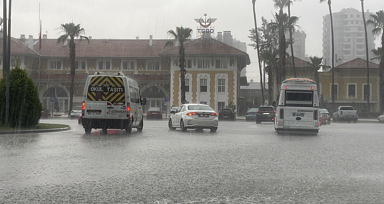 Sabah başlayan yağmur yolları göle çevirdi