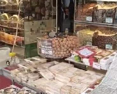 İşini bilen güvercinler kuruyemişçiyi mesken tuttu