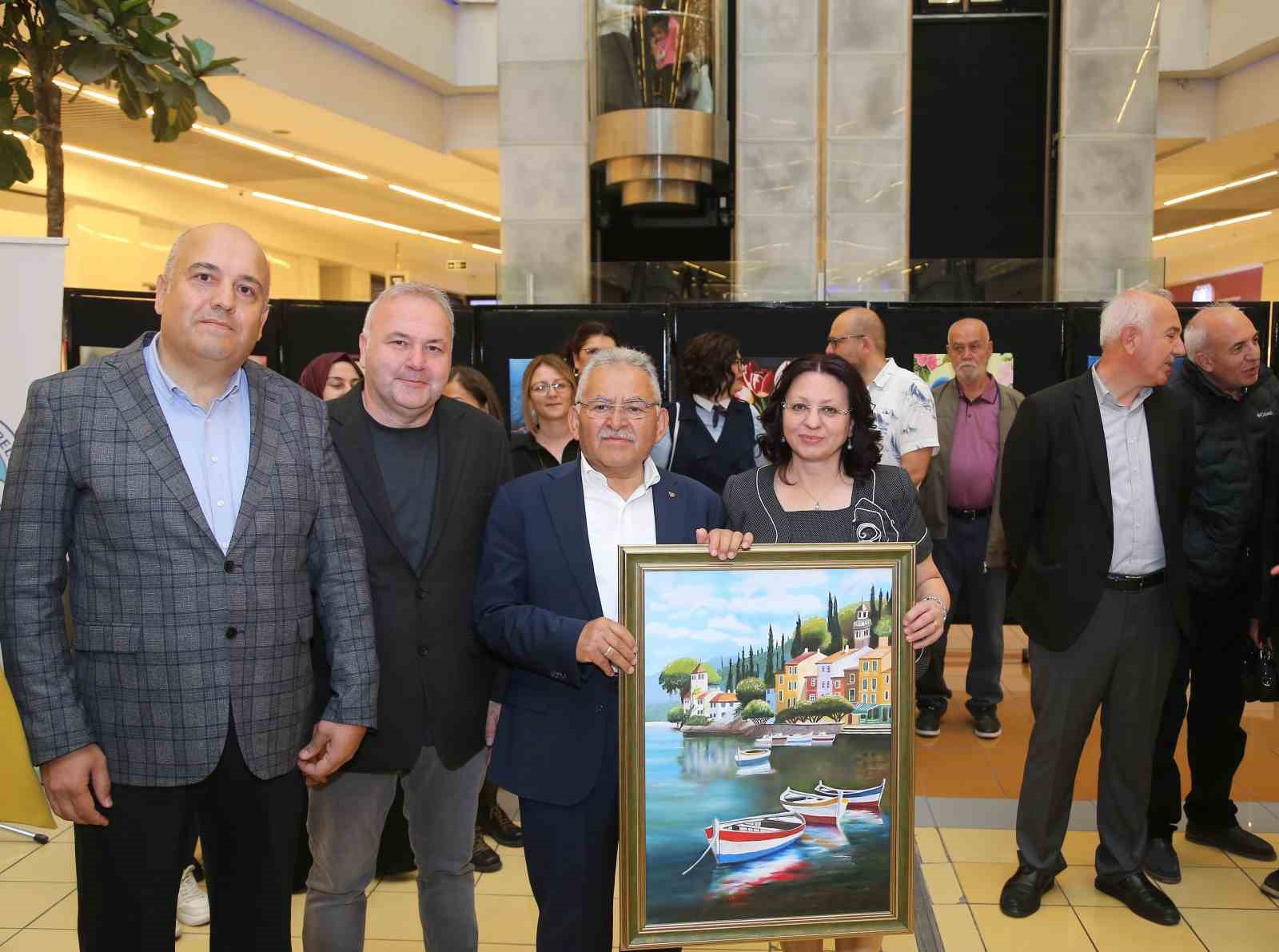 Başkan Büyükkılıç, ’Sağlık hayattır, sanat hayattır’ sergisini gezdi