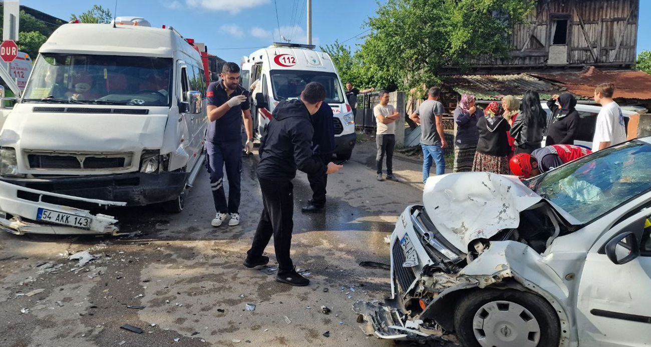 Sakarya’da otomobil ile minibüs kafa kafaya çarpıştı: 4 yaralı