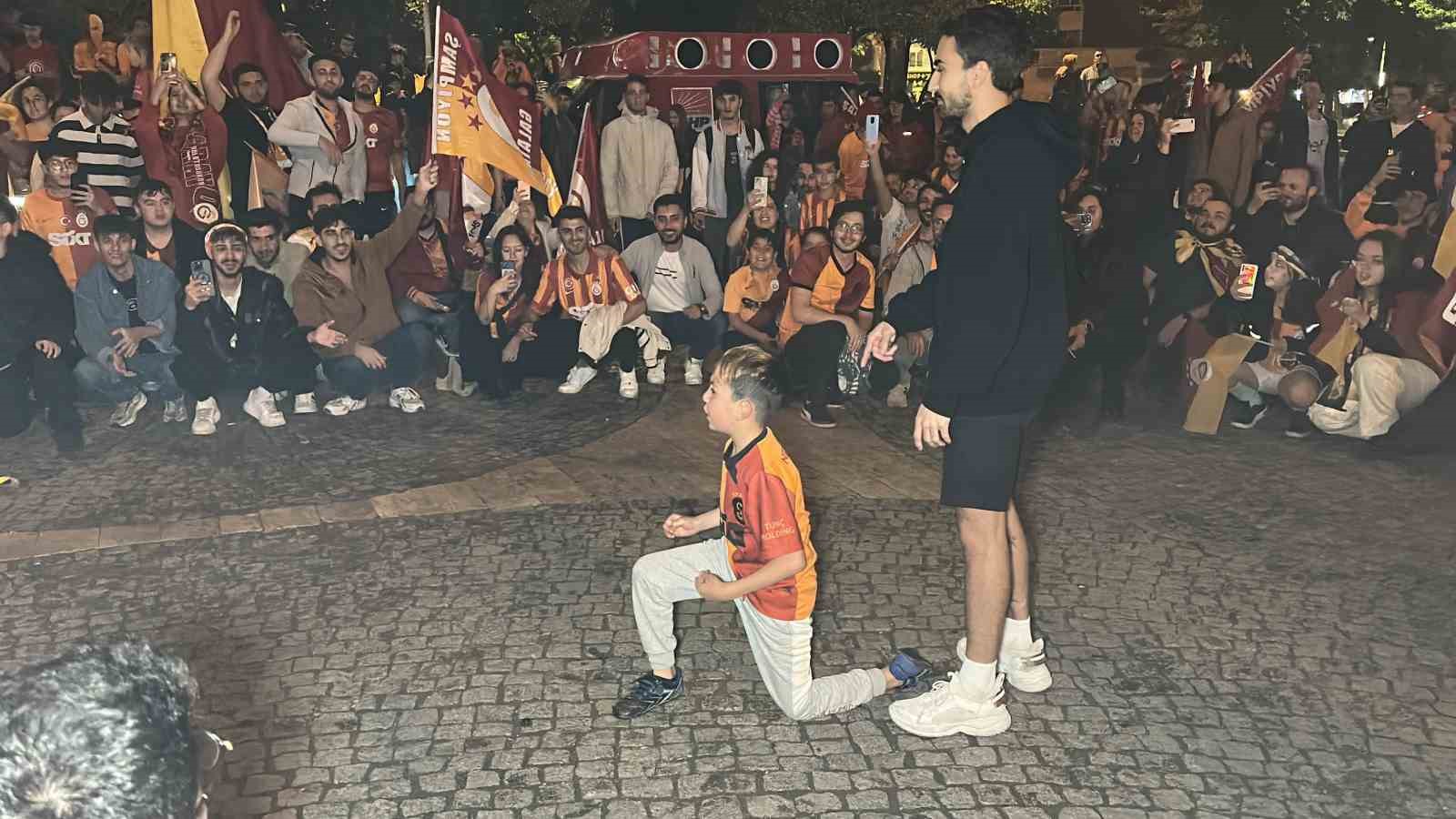 Uşak’ta Galatasaray taraftarları şampiyonluğu kutladı