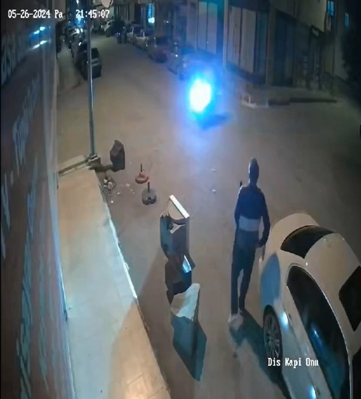 Motosikleti ile kaza yaptı, kalktı diğer sürücüye yardım etti