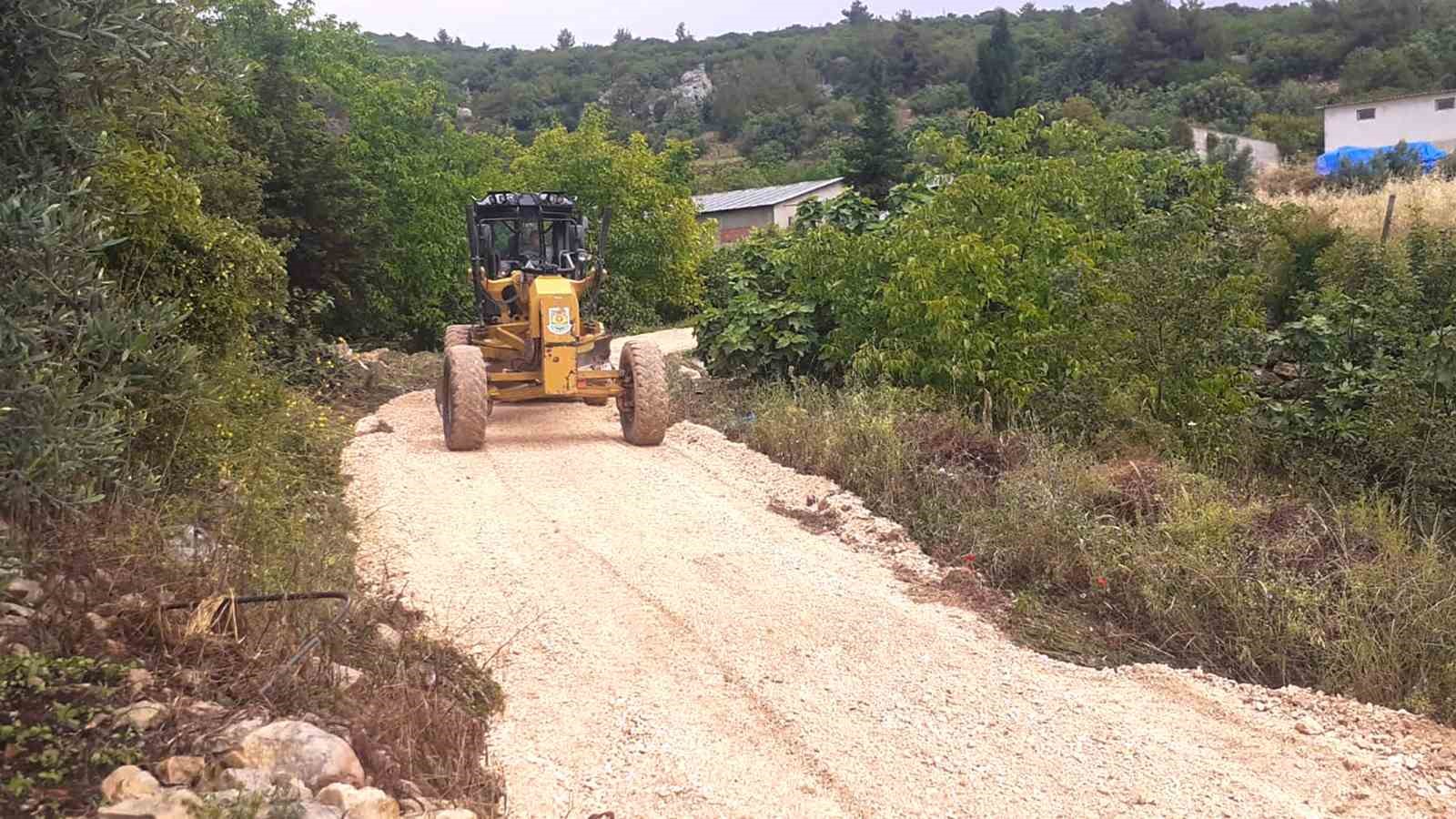 Tarsus’ta afet sonrası hasar oluşan köy yolları onarıldı