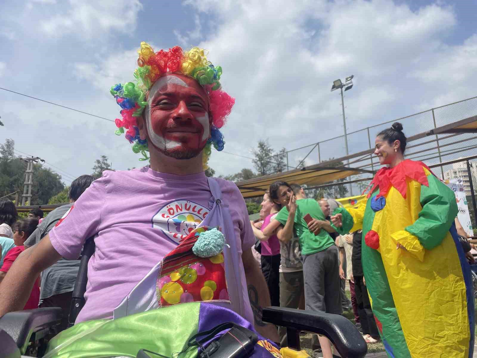 Trafik kazasında  engelli kaldı palyaço oldu, kendini çocukları güldürmeye adadı
