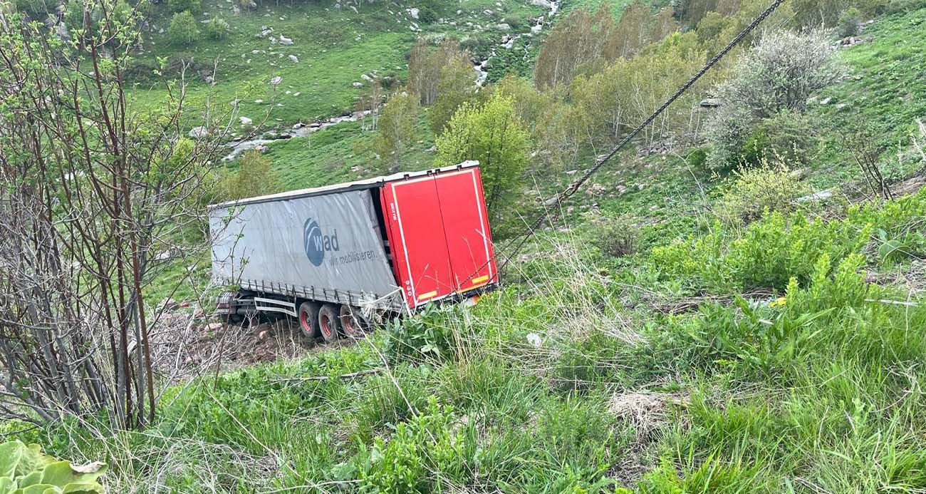 Ardahan’da virajı alamayan tır şarampole yuvarlandı