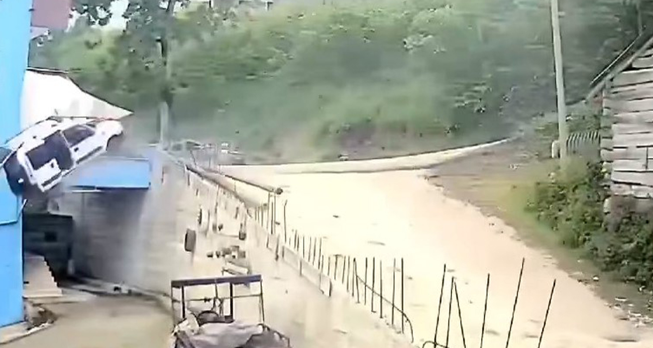 Freni boşalan park halindeki araç bina bahçesine uçtu