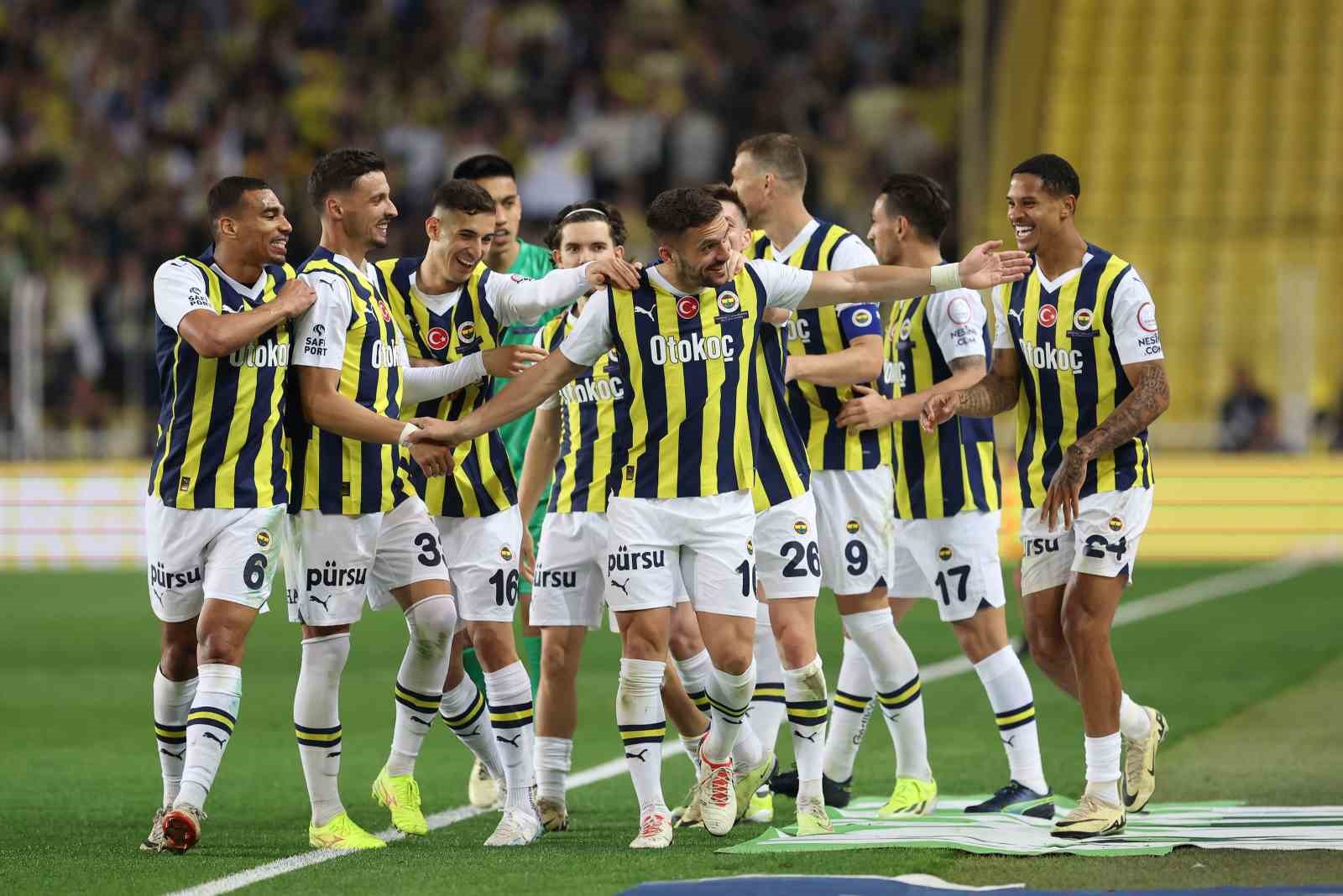 Fenerbahçe, rekorlar kırdığı sezonu kupasız kapattı