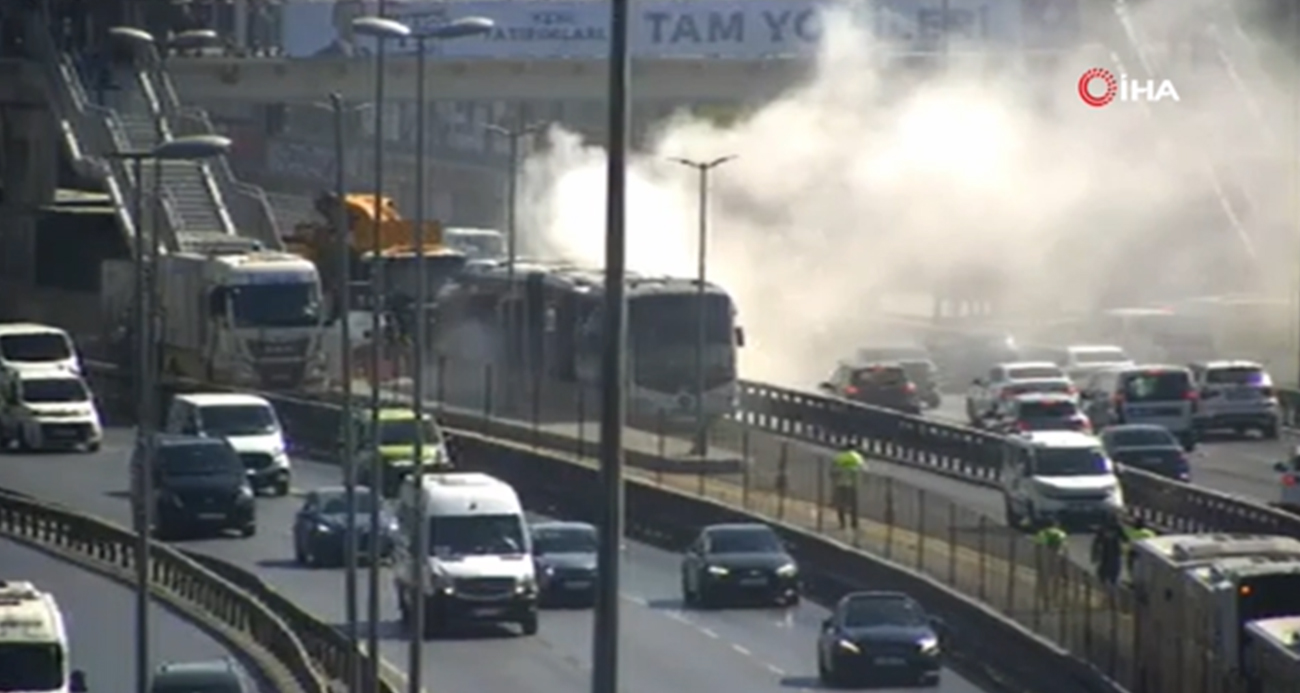 Sefaköy’de metrobüs yangını