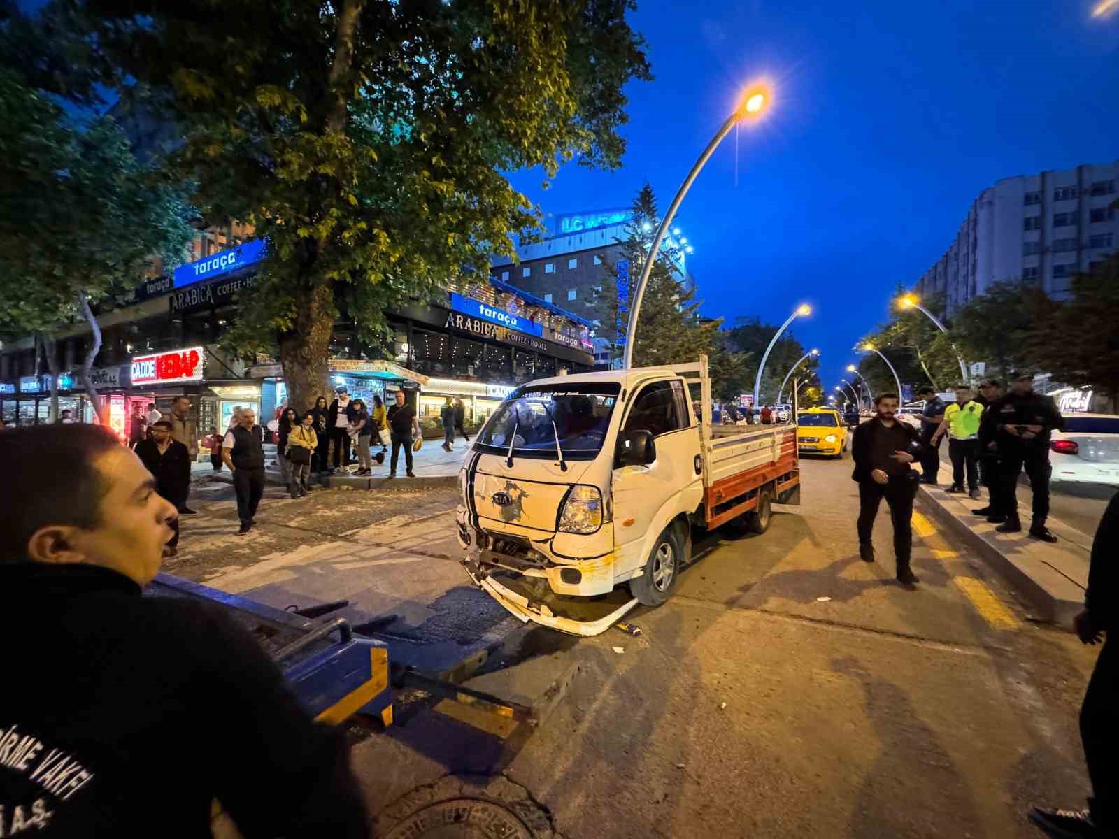 Ankara’da kontrolden çıkan kamyonet 11 araca çarptı, kaza ucuz atlatıldı