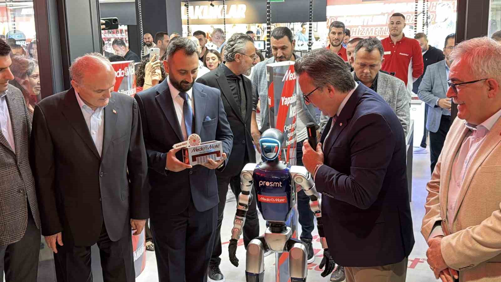 magazasinin-anahtarini-g1-robotu-teslim-etti