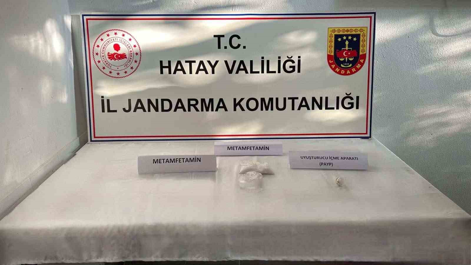 Hassas burunlu jandarma köpeğinin uyuşturucu bulduğu anlar kamerada