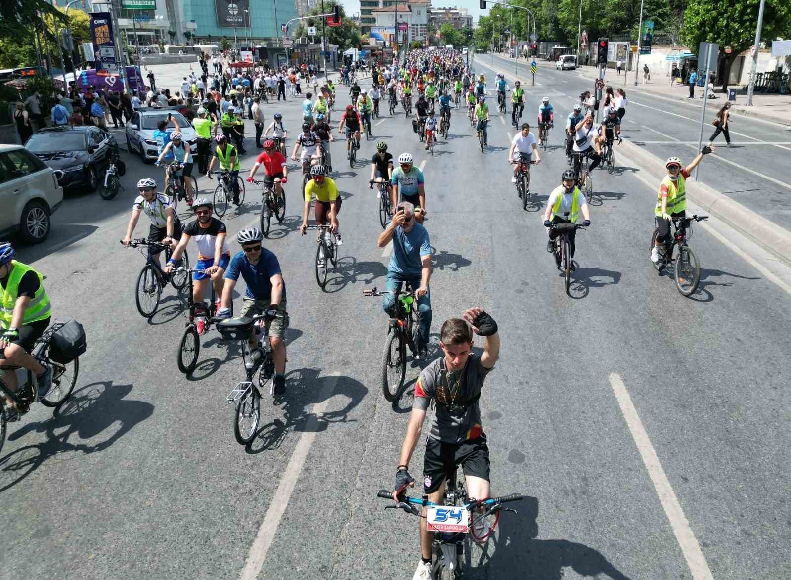 Çevre dostu yaşam için Şişli’den Üsküdar’a pedal çevirdiler