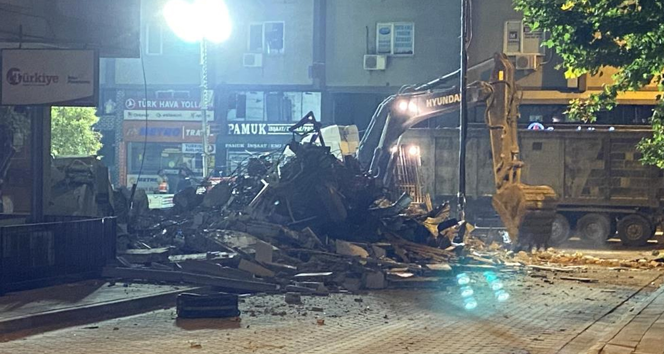 Küçükçekmece’de çöken binanın yanındaki 3 katlı bina yıkıldı