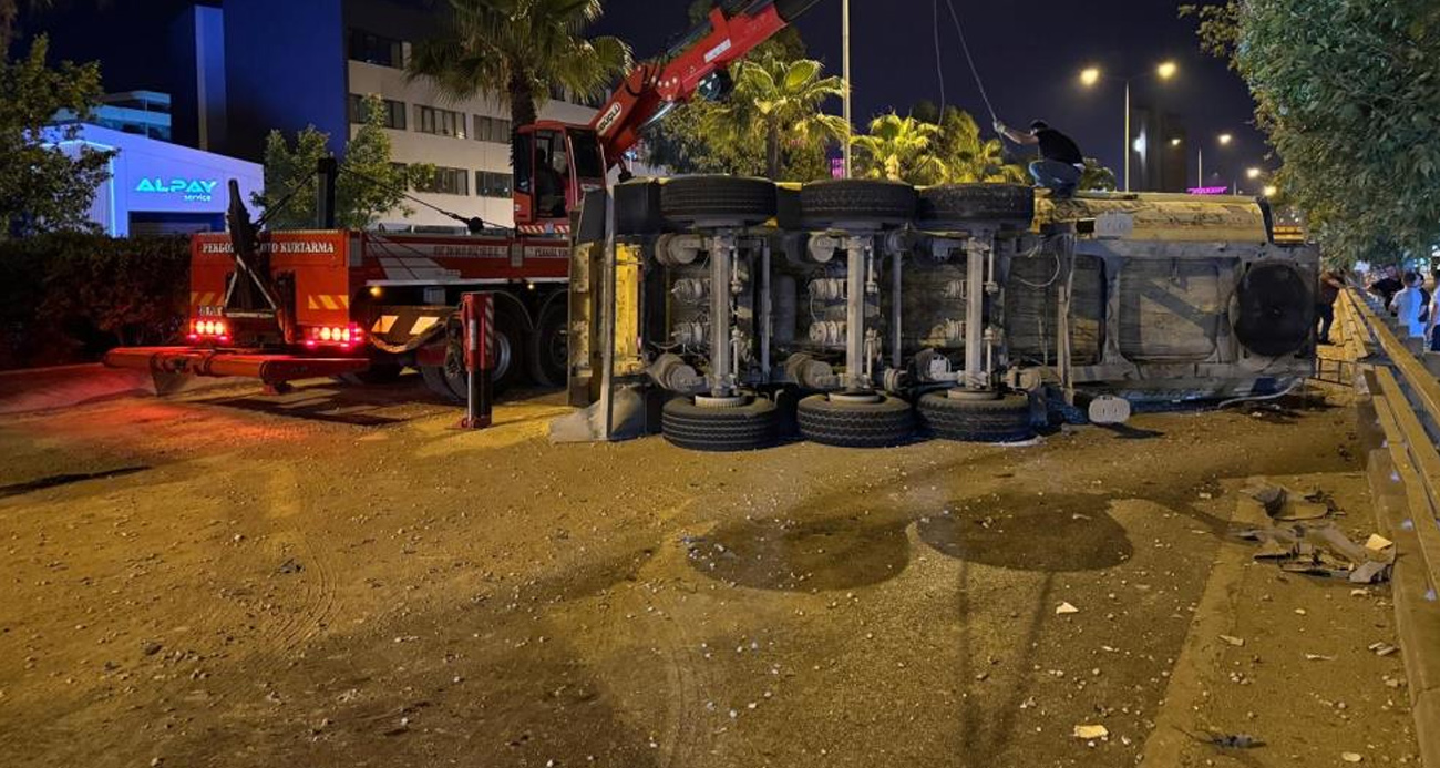 İzmir’de lastikleri patlayan hafriyat kamyonunun dorsesi devrildi