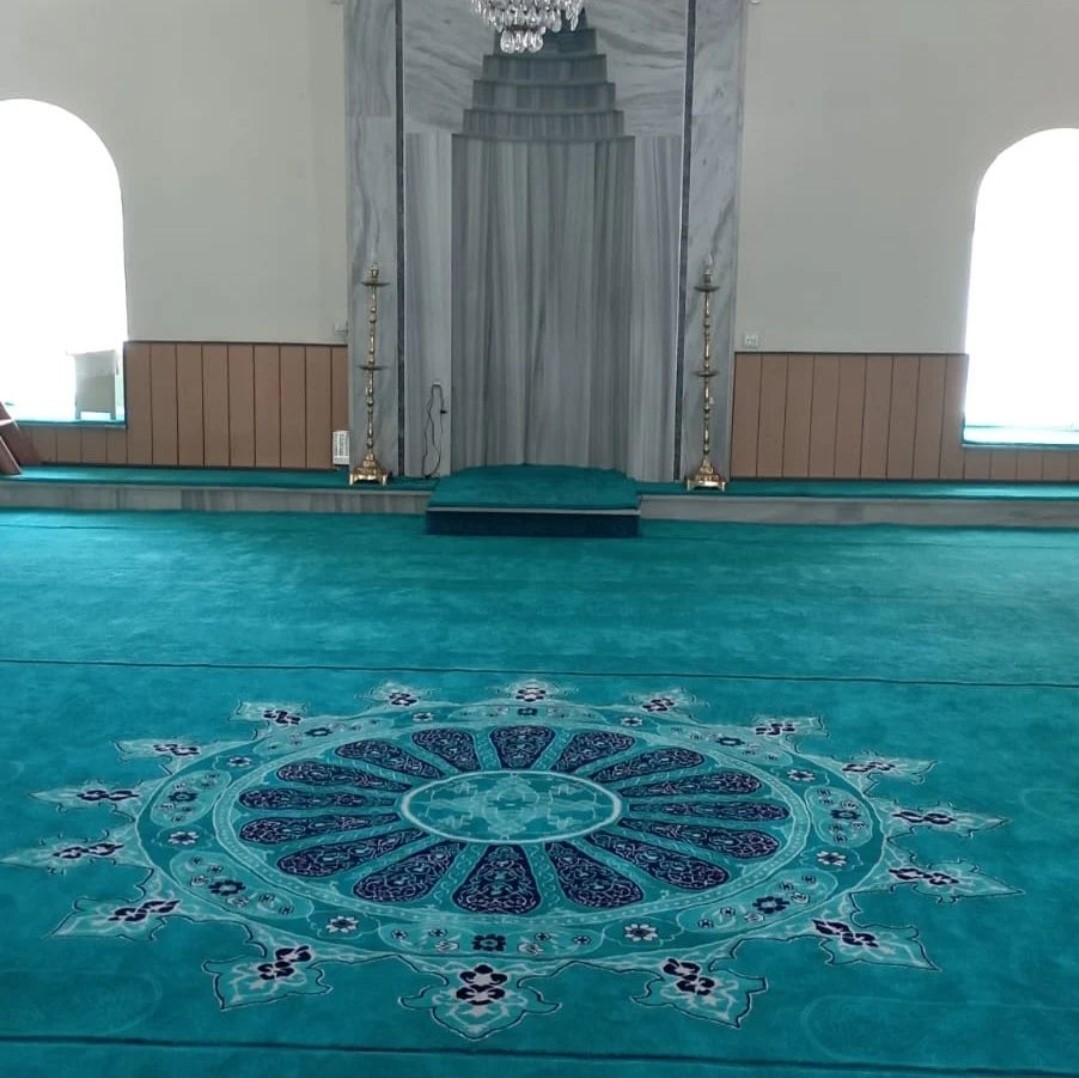 Babaeski’de hayırsever vatandaş tarihi caminin halılarını yeniledi