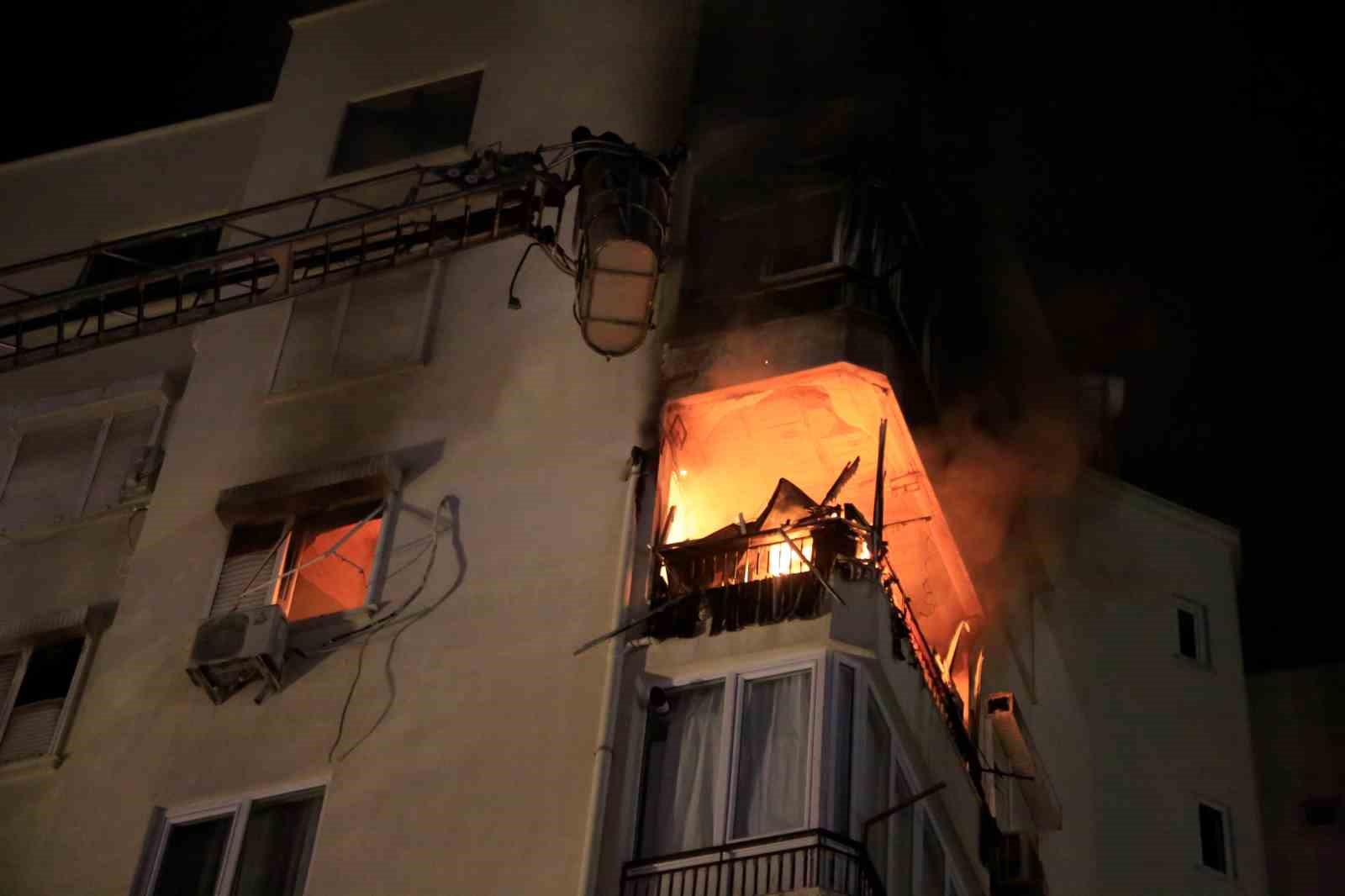 3 katı etkileyen yangın apartman sakinlerini sokağa döktü