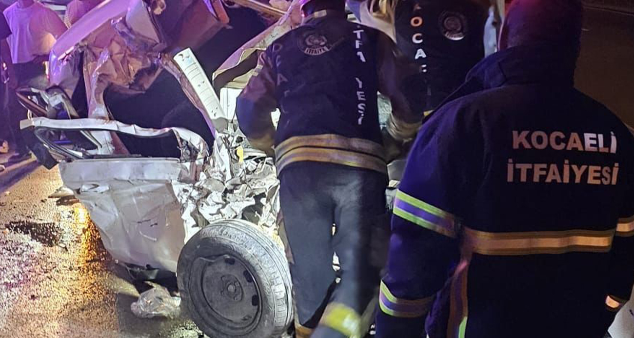 Otomobil kazada kağıt gibi ezildi: 4 yaralı