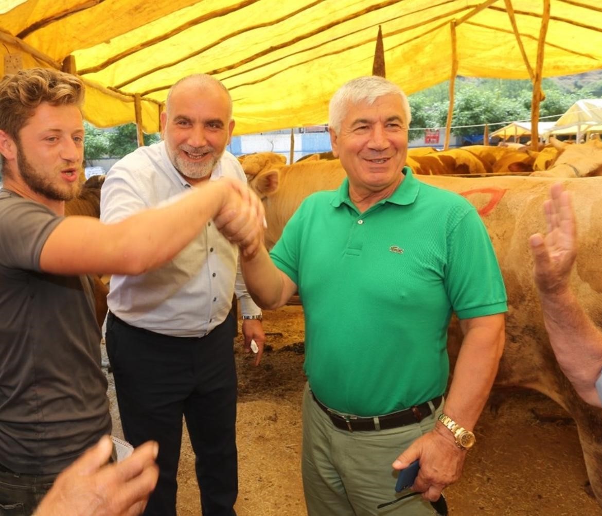 Kurban pazarında veteriner gözetiminde satış