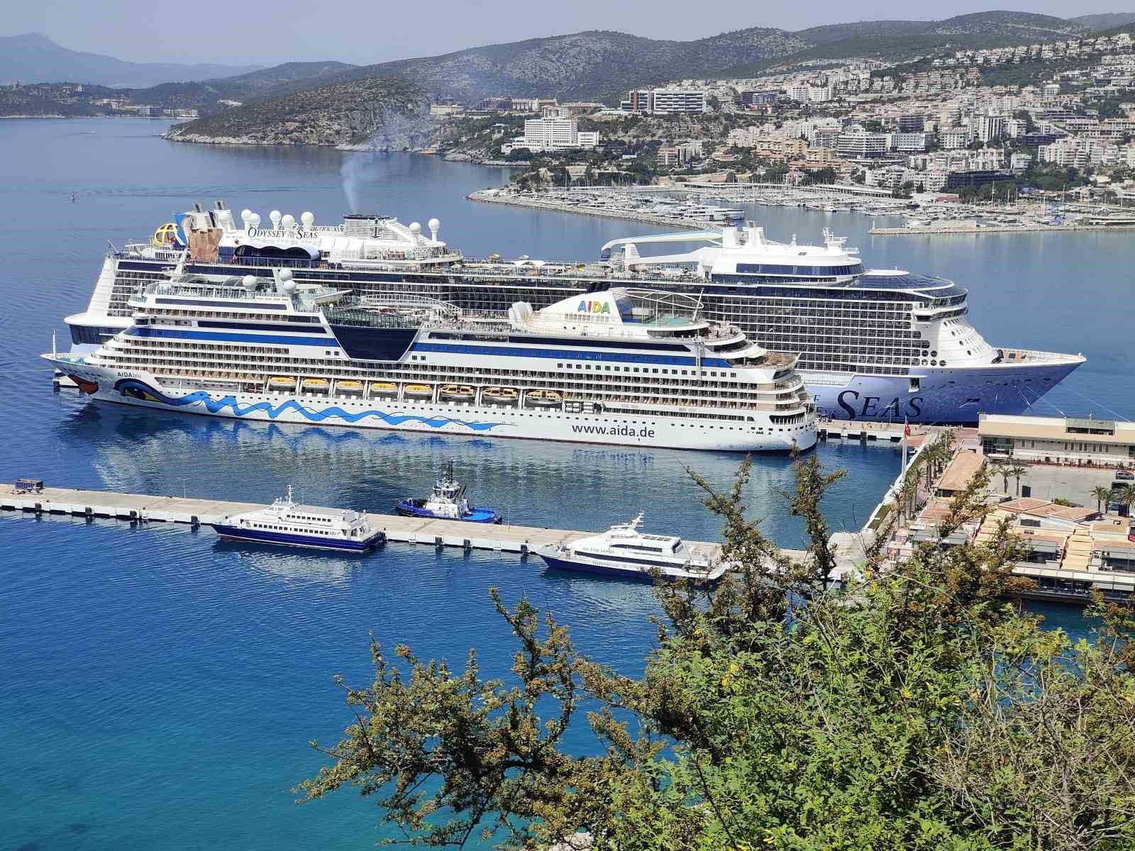 Kuşadası’na aynı anda 2 kruvaziyer gemisiyle 7 bin turist geldi